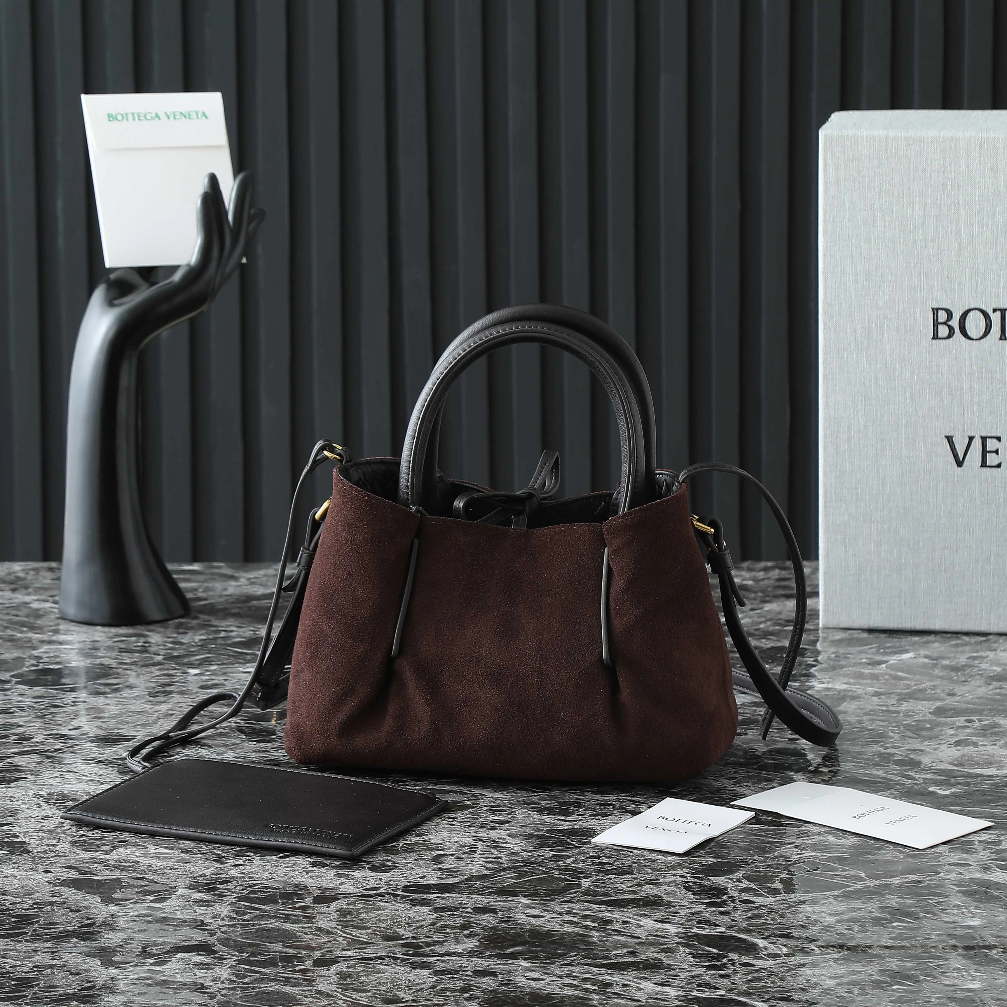 Batch 1660 BV25 spring and summer new product Mini pinacoteca two-tone surface. The weaving process is also super exquisite. Every texture is delicate and clear, and you can see the full ingenuity. 👜The bag uses 1 cm leather strips, which are purely hand-woven, highlighting the brand's craftsmanship. The inside is flipped to reveal a smooth suede lining that can be used on both sides, taking into account both fashion and practicality. 	 The small size can be worn on one shoulder or across the body, making it super versatile for daily commuting! 	 💕Fashionable ladies who like BV, come to me to get the same style~ ​Model number: 819004 ​Size: 24*15*12cm